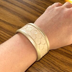 NWT Boutique Amanda Blu Leather Cuff Fish Scale Style Magnetic Closure Bracelet